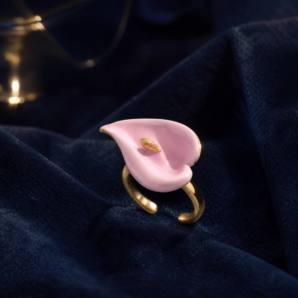 Bague ouverte rose en forme de lys calla sur velours bleu nuit