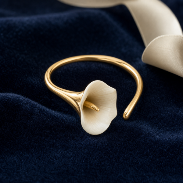 Bague fleur de calla ivoire sur velours bleu nuit