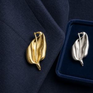 Broche Lys Sculpturale en acier inoxydable doré et argenté sur velours bleu nuit