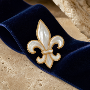 Broche Lys Nacre — coquillage ivoire et monture dorée