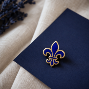 Pin Lys Sceau — émail cobalt et contour doré