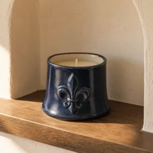 Bougie en céramique bleu nuit ornée d’une fleur de lys en relief