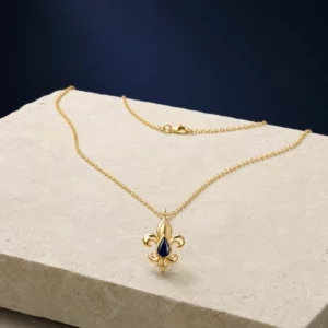 Collier doré fleur de lys avec détail émaillé bleu nuit