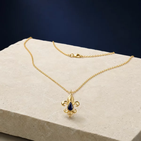 Collier doré fleur de lys avec détail émaillé bleu nuit